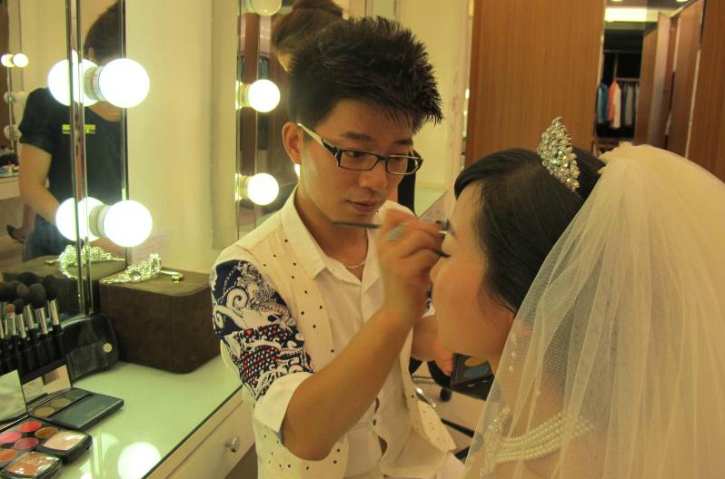 榆林新型职业人:女人堆里的男化妆师